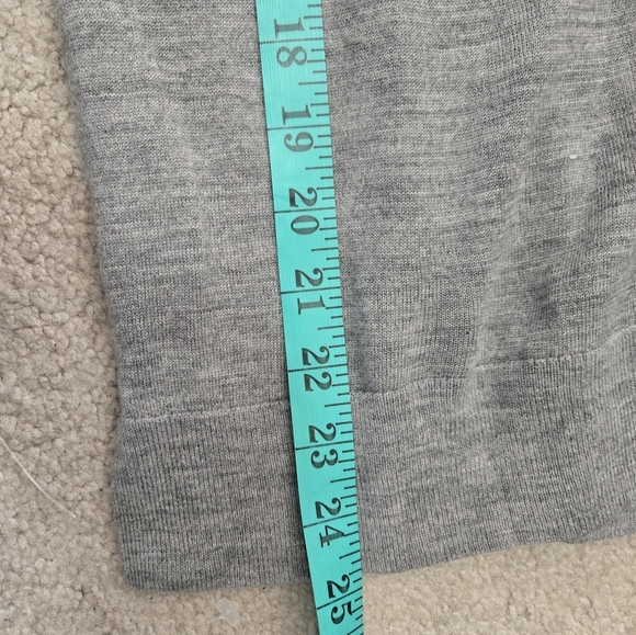 BANANA REPUBLIC 100% Merino Wool Gray Sweater with Red Lip Detail. Med - Picture 14 of 14